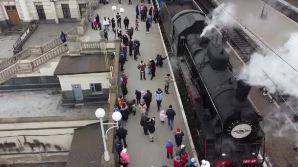 Lviv Ukraine 2022年1月8日 レトロな蒸気機関車が駅を出る準備をしています ドローンからの空中の眺め — ストック動画