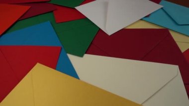 Düşen çok renkli zarflar var. Yavaş çekim.