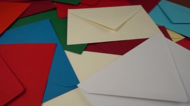 Düşen çok renkli zarflar var. Yavaş çekim.