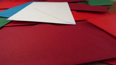 Düşen çok renkli zarflar var. Yavaş çekim.