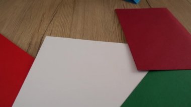 Düşen çok renkli zarflar var. Yavaş çekim.