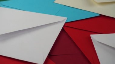 Çok renkli zarfların arkaplanı. Hareket halindeyken ateş ediyorlar..