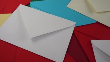 Çok renkli zarfların arkaplanı. Hareket halindeyken ateş ediyorlar..