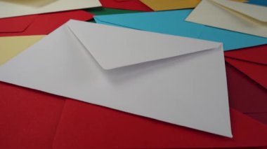 Çok renkli zarfların arkaplanı. Hareket halindeyken ateş ediyorlar..