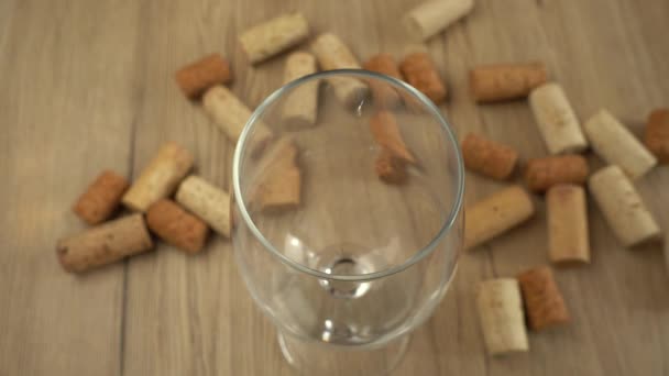 Вино Наливают Бокал Фоне Пробок — стоковое видео