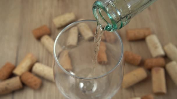 Wijn Wordt Gegoten Een Glas Achtergrond Van Wijnkurken — Stockvideo