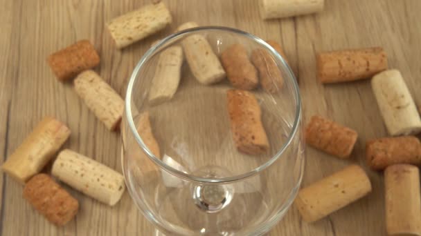 Şarap Şarap Mantarlarının Arka Planındaki Bir Bardağa Dökülür — Stok video