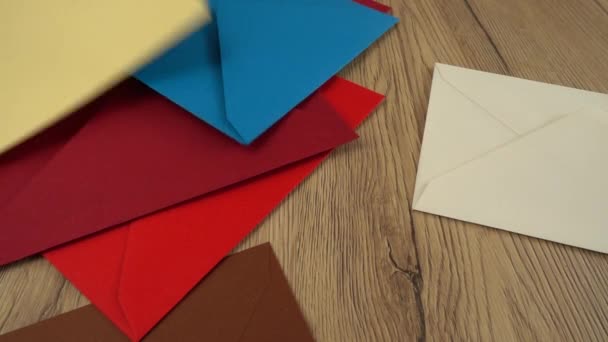 Caindo Envelopes Multi Coloridos Movimento Lento — Vídeo de Stock