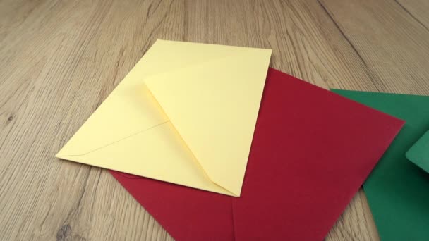 색깔의 봉투가 — 비디오