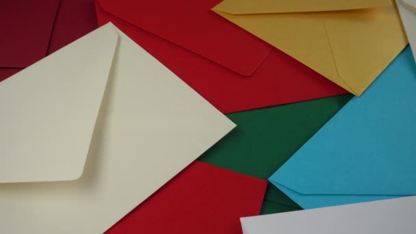 배경은 색깔의 봉투들 이동하는 — 비디오
