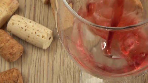 Wijn Wordt Gegoten Een Glas Achtergrond Van Wijnkurken — Stockvideo