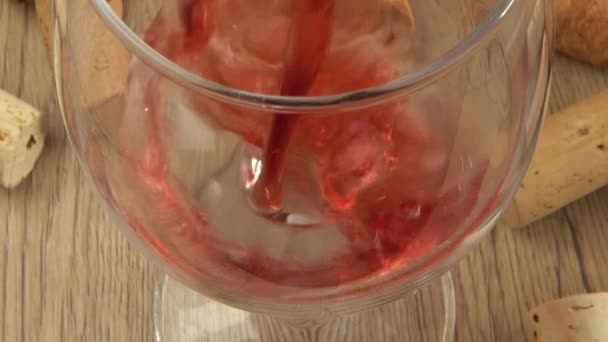 Wijn Wordt Gegoten Een Glas Achtergrond Van Wijnkurken — Stockvideo