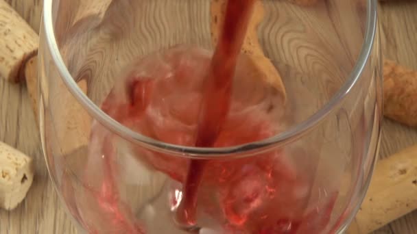 Vino Viene Versato Bicchiere Sullo Sfondo Tappi Vino — Video Stock