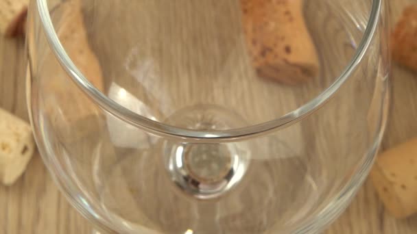 Вино Наливают Бокал Фоне Пробок — стоковое видео