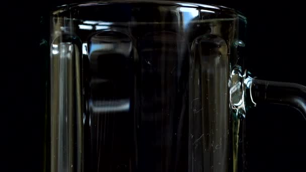 将啤酒倒入黑色背景的玻璃杯中 — 图库视频影像