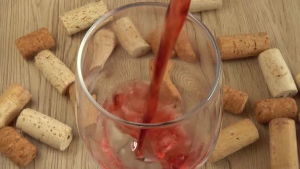 Wijn Wordt Gegoten Een Glas Achtergrond Van Wijnkurken — Stockvideo