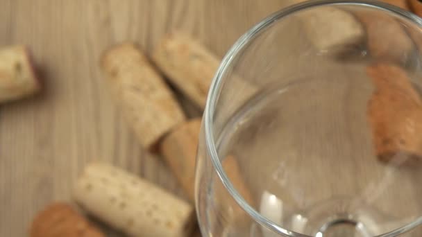 Şarap Şarap Mantarlarının Arka Planındaki Bir Bardağa Dökülür — Stok video