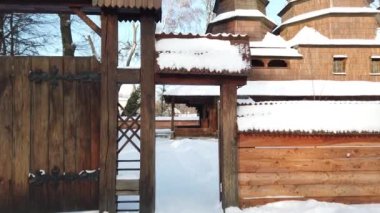 Eski Ukrayna geleneksel klasik köyü. Mimarlık öğeleri. Ahşap kilise.