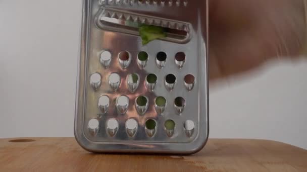 Cuisinier Coupe Concombre Sur Une Râpe — Video