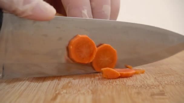 Cuisinier Coupe Les Carottes Sur Une Planche Découper — Video