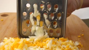 Aşçı rende bir yumurta keser..