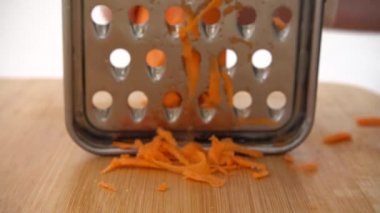 Aşçı rende havuç keser..