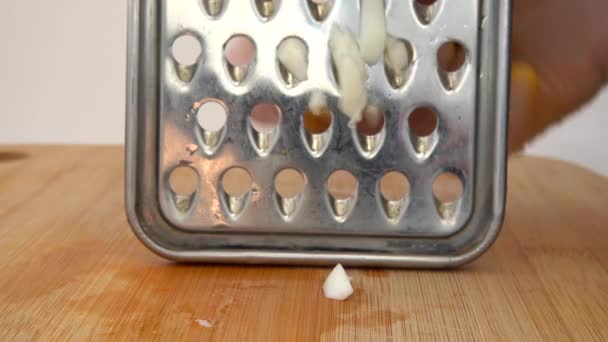厨师在烤架上切鸡蛋 — 图库视频影像