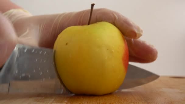 Cocinero Corta Una Manzana Una Tabla Cortar — Vídeo de stock