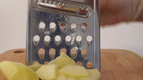 Μάγειρας Κόβει Ένα Μήλο Στον Τρίφτη — Αρχείο Βίντεο