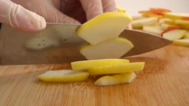 Cozinheiro Corta Uma Maçã Uma Tábua Corte — Vídeo de Stock