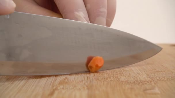 Μάγειρας Κόβει Καρότα Ένα Ξύλο Κοπής — Αρχείο Βίντεο