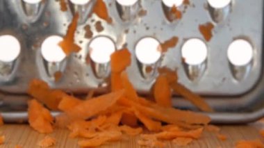 Aşçı rende havuç keser..