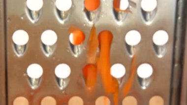 Aşçı rende havuç keser..