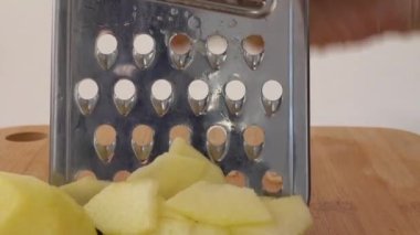 Aşçı rende bir elma keser..