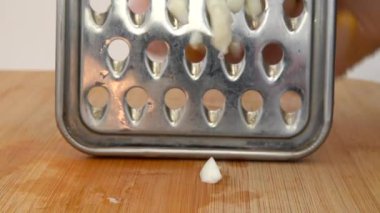 Aşçı rende bir yumurta keser..