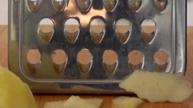 Aşçı rende bir elma keser..