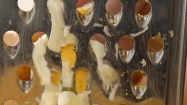 Aşçı rende bir yumurta keser..