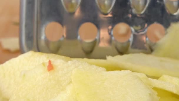 Szakács Levágott Egy Almát Reszelőn — Stock videók