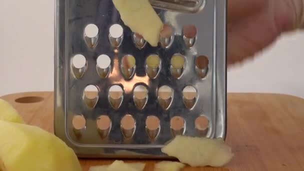 Cuisinier Coupe Une Pomme Sur Une Râpe — Video