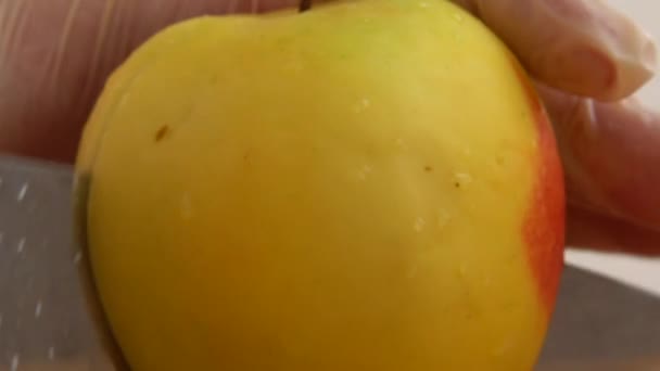 Cuisinier Coupe Une Pomme Sur Une Planche Découper — Video