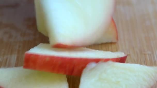 Kocken Skär Ett Äpple Skärbräda — Stockvideo