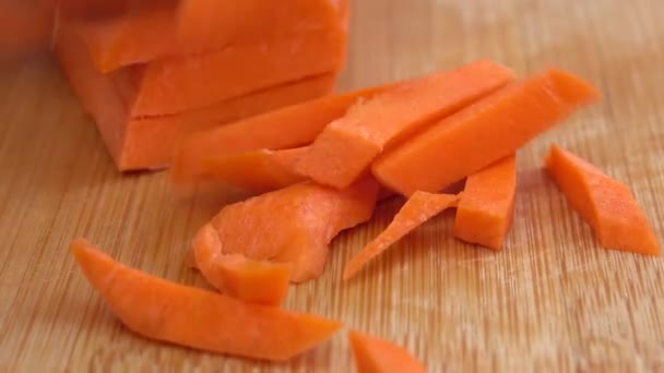 Cuisinier Coupe Les Carottes Sur Une Planche Découper — Video