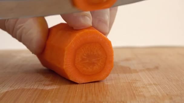 厨师在切菜板上切胡萝卜 — 图库视频影像
