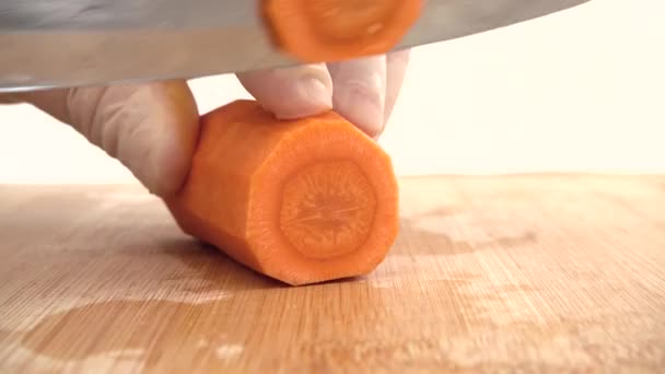 Cuisinier Coupe Les Carottes Sur Une Planche Découper — Video