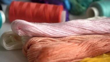 Beyaz arkaplanda izole edilmiş renkli küf ipliklerinin ve çok renkli makaraların üst görünümü.