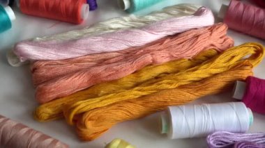 Beyaz arkaplanda izole edilmiş renkli küf ipliklerinin ve çok renkli makaraların üst görünümü.