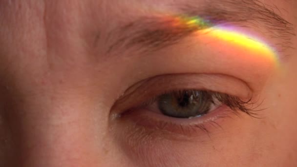 彩虹的光芒射向女性的眼睛 — 图库视频影像