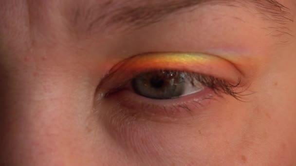 Deslumbramiento Del Arco Iris Ojo Femenino — Vídeo de stock