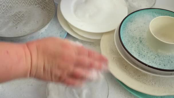 Bir Kadın Sabunlu Bir Bez Ile Bulaşıkları Yıkıyor — Stok video