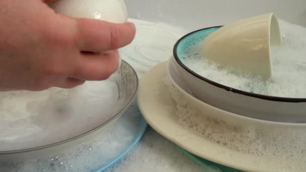 Eine Frau Spült Geschirr Mit Einem Seifigen Waschlappen — Stockvideo